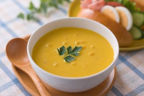 Cháo bí đỏ nấu với lê, đào: Trong lê, đào và các loại hoa quả nói chung có chứa rất nhiều nước và chất xơ giúp tăng cường sức khỏe hệ tiêu hóa cho bé và chống táo bón.