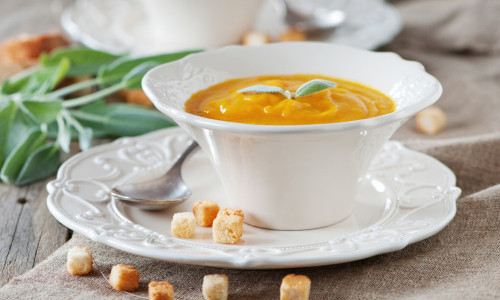 Bột thịt gà khoai lang: Bạn cắt miếng nhỏ khoai lang sau đó hấp cách thủy cho chín và xay nhuyễn cùng thịt gà đã luộc chín. Trong khoai lang có chứa rất nhiều chất xơ, nước và protein nhưng hoàn toàn không có chất béo.