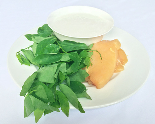 Cháo thịt gà rau ngót: Trong rau ngót có rất nhiều vitamin A, C và các vitamin nhóm B. Món này phù hợp với các bé khoảng 7 tháng tuổi trở lên.