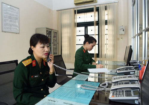 Điều này buộc các trực tổng đài viên luôn phải có người trực chiến liên tục, ảnh hưởng không nhỏ tới cuộc sống và gia đình. Nguồn ảnh: QĐND.