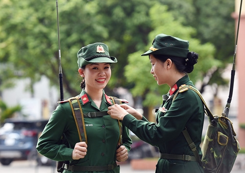 Phần lớn các bình luận đều cho rằng, những quân nhân nữ của Việt Nam luôn tươi tắn và tỏ ra thân thiện trước ống kính. Nguồn ảnh: QĐND.