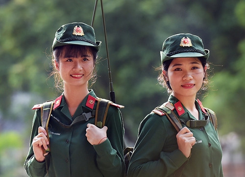 Cụ thể, những bình luận trên trang Sina và các diễn đàn mạng xã hội của Trung Quốc phần lớn đều rất tích cực, đặc biệt nhấn mạnh vẻ đẹp của những nữ quân nhân này. Nguồn ảnh: QĐND.