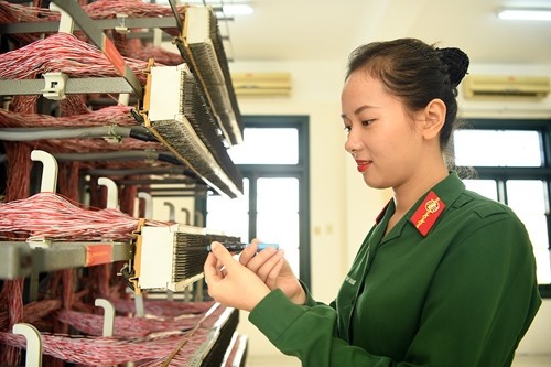Toàn bộ hệ thống này giờ đây có thể gói gọn lại chỉ trong một chiếc máy tính xách tay với sức xử lý nhanh hơn nhiều và không xảy ra sai sót. Tuy nhiên hệ thống cắm dây thủ công vẫn đáng tin cậy hơn, đặc biệt sẽ không sợ bị tin tặc tấn công. Nguồn ảnh: QĐND.