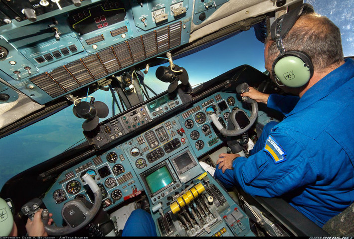 Quạt con cóc trong khoang lái của máy bay An-225. Nguồn ảnh: Pinterest.