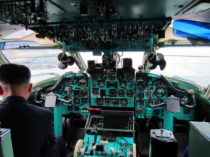 Khoang lái của máy bay chở khách Tupolev Tu-204 với dàn quạt con cóc chắn ngay trước mặt phi công. Nguồn ảnh: Pinterest.