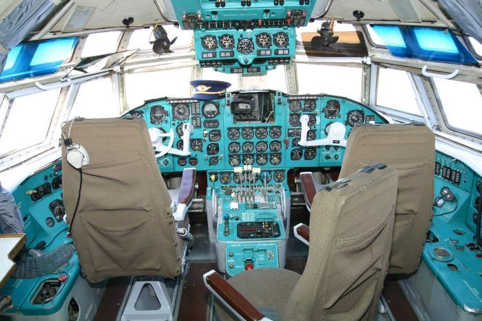 Máy bay Il-62 có khoang lái ba vị trí bao gồm hai phi công và một kỹ sư bay nhưng lại chỉ được trang bị hai quạt con cóc. Nguồn ảnh: Pinterest.