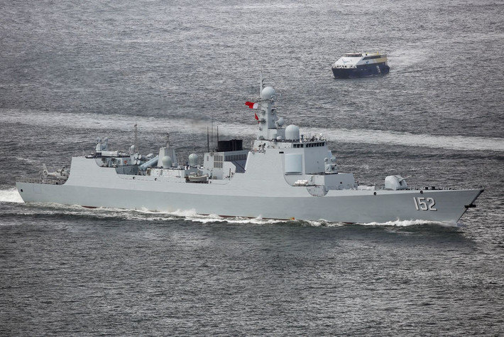Type 055 có chiều dài 180 mét, rộng 20 mét và mớn nước tối đa 6,6 mét. Tàu được trang bị tới 6 động cơ tua-bin cung cấp tổng công suất 40.000 mã lực giúp nó đi được với tốc độ tối đa 30 hải lý giờ. Nguồn ảnh: Sina.
