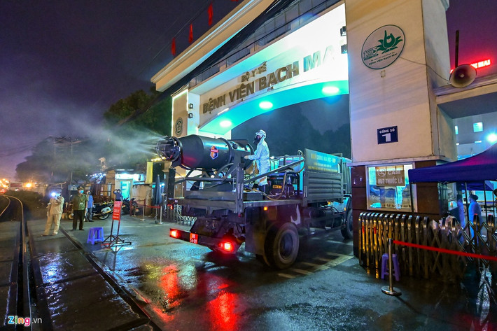 Tối 28/3, Binh chủng Hoá học của Quân đội Nhân dân Việt Nam đã triển khai một loạt phương tiện chuyên dụng, xe đặc chủng tham gia tẩy uế bệnh viện Bạch Mai - ổ dịch Covid-19 mới nhất ở Hà Nội. Nguồn ảnh: Zingnews.