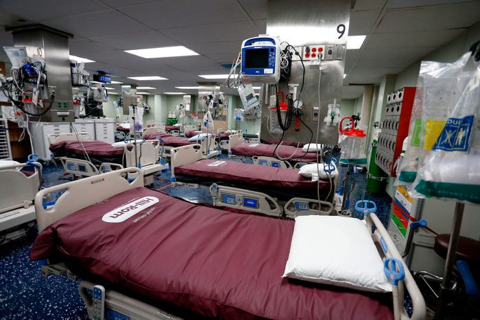 Thậm chí, việc thực hiện cách ly trên tàu USNS Comfort còn được cho là hiệu quả hơn với bệnh viện thường vì nó lênh đênh trên biển, chỉ ra - vào được bằng trực thăng. Nguồn ảnh: NavyLive.