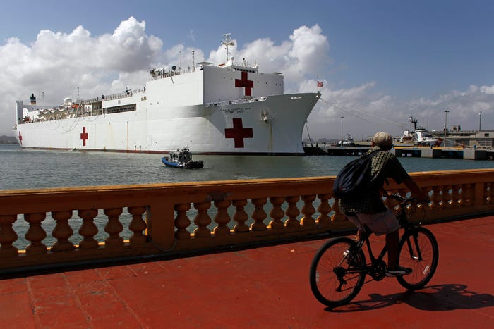 Ngay cả khi tàu bệnh viện USNS Comfort đang đậu ở cảng, việc lên tàu bằng trực thăng vẫn tỏ ra tiện lợi hơn việc sử dụng cầu tàu như thông thường. Nguồn ảnh: NavyLive.
