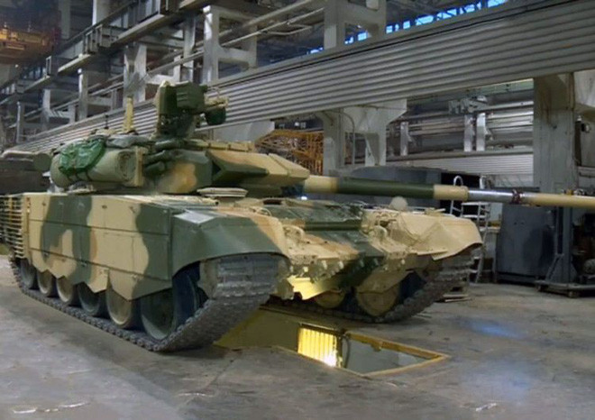 Cụ thể, T-90S/SK của Iraq được trang bị giáp váy bọc kín giáp phản ứng nổ, thậm chí có cả giáp lồng ở phần ống xả của xe thay vì chỉ là ba miếng giáp phản ứng nổ ở phía trước vị trí của lái xe. Nguồn ảnh: QQ.