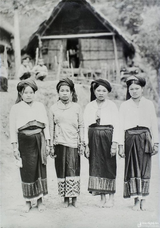 Trang phục truyền thống của người Thái cổ ở Mường Típ cách đây 1 thế kỷ. (Ảnh: Báo Nghệ An)