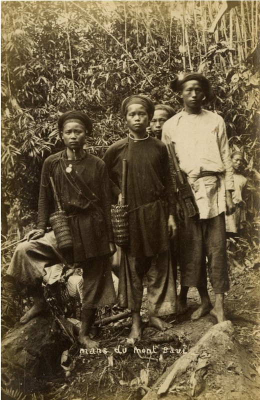 Trong hình là một nhóm dân tộc người Mán ở vùng núi Ba Vì những năm 1890. (Ảnh: Pierre Dieulefils )