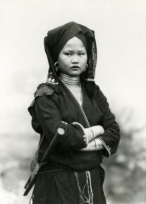 Bức ảnh hiếm hoi được chụp khoảng năm 1925, không rõ tác giả. Trong hình là thiếu nữ người Mán (tức người Dao) ở Suối Rút, tỉnh Hòa Bình.