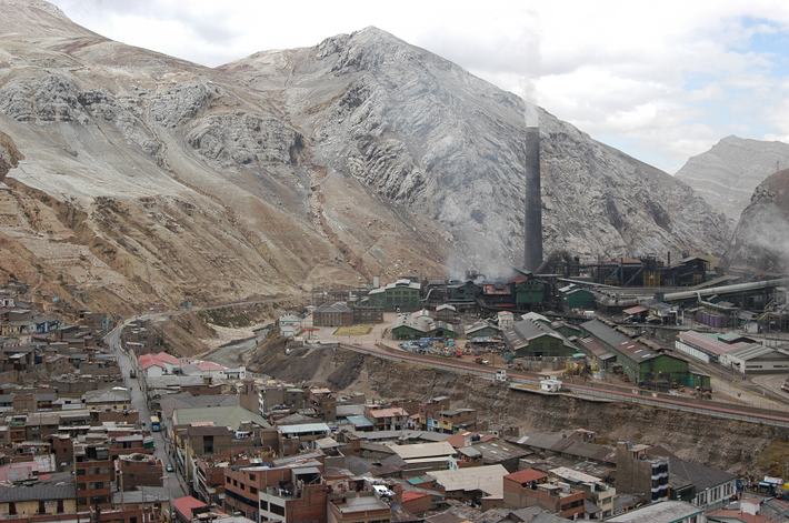 4. La Oroya, Peru: Đây là nơi tập trung các hoạt động luyện kim thuộc sở hữu của Doe Run Peru, chủ nhân chính của thành phố. Họ sản xuất các kim loại như vàng, bạc, bismuth và cadmium. Vào năm 2007, La Oroya được Viện Công nghiệp Blacksmith Institute xác nhận là một trong những nơi ô nhiễm nhất hành tinh.