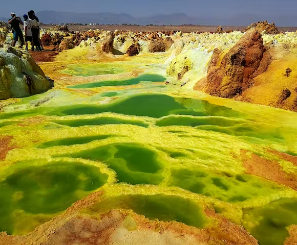Với điều kiện tự nhiên khắc nghiệt như vậy, tưởng chừng Dallol sẽ không có một bóng người nhưng trái lại, người Afar lại chơi Dallol làm nơi sinh sống. Để có thể thích ứng với cái nóng ở Dallol, người Afar đã tạo ra 1 loại sơn đặc biệt có thể phản chiếu ánh nắng mặt trời. Họ chờ tới khi ban đêm, trời mát hơn sẽ di chuyển quanh vùng để thu thập muốn.