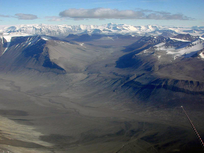 2. Thung lũng Khô Dry Valleys: Nơi khô hạn nhất hành tinh không phải là sa mạc Sahara mà là Thung lũng Khô Dry Valleys ở Nam cực khi mà nơi này đã không có mưa trong suốt 2 triệu năm.