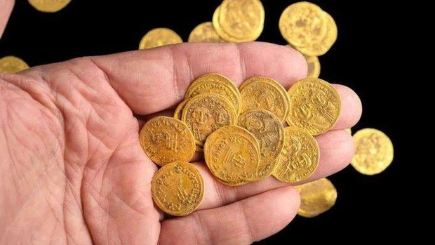 Cách đây không lâu, một trong những kho báu giá trị nhất thế giới vừa lộ diện ở Israel, vừa là vàng ròng, vừa được chế tác tinh xảo, vừa là "viên nang thời gian" đưa các nhà khoa học về Đế chế Byzantine huyền thoại.