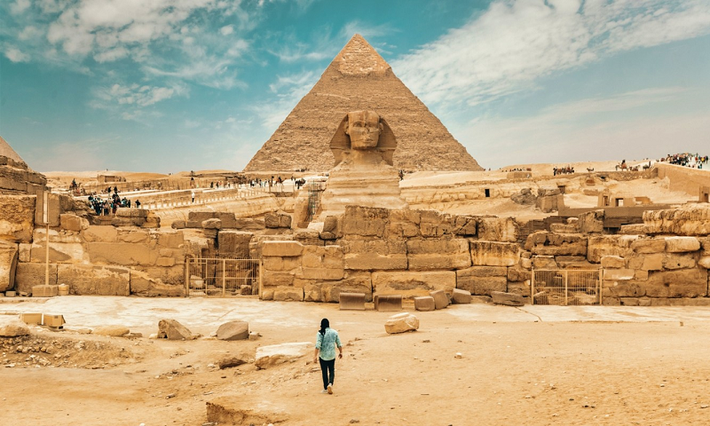 Nhân sư nổi tiếng nhất ở Hy Lạp là con từng gác cửa vào thành phố Thebes. Nó thường đưa ra những câu hỏi bí hiểm cho những ai muốn vào thành.