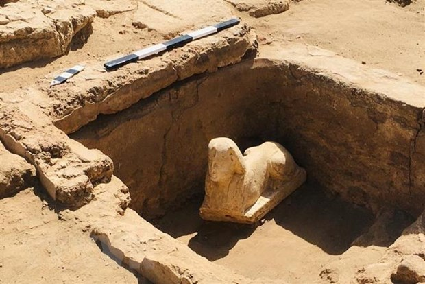 Tác phẩm điêu khắc bằng đá vôi này được chế tạo dành cho Hoàng đế La Mã Tiberius Claudius (41-54 SCN), được khai quật ở một địa điểm gần ngôi đền thờ thần Horus, được xây dựng ở phía đông của Đền Dendera trong thời kỳ La Mã.