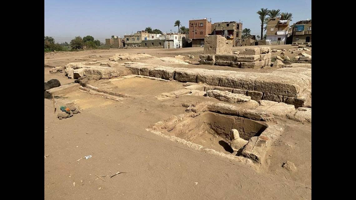 Bức tượng đội chiếc mũ Nemes của pharaoh như các tượng nhân sư khác, phía trên trán có một con rắn hổ mang Ai Cập Uraeus như biểu tượng của chủ quyền, vị thế hoàng gia và uy quyền thần thánh.