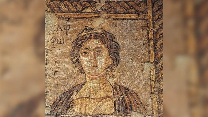 10. Những bài thơ đã mất của nữ thi sỹ Sappo: Nhà thơ trữ tình Hy Lạp Sappho, sống ở thế kỷ thứ bảy trước Công nguyên, được người Hy Lạp cổ đại đánh giá cao và họ coi bà là một trong những nhà thơ xuất sắc nhất. Những bài thơ của Sappho được cho là một trong những kho báu quý nhất thế giới. Thật không may, rất ít bài thơ của bà còn tồn tại, trong đó có bài thơ về người anh em của bà và bài thơ nói về tình yêu đơn phương.