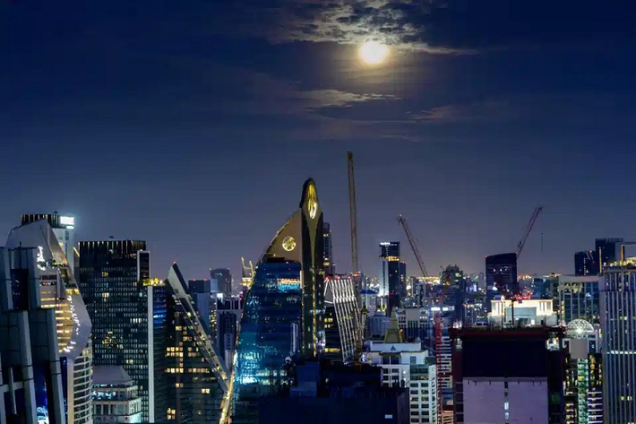 Do năm nay, trăng giun xuất hiện đúng với thời điểm diễn ra siêu trăng nên còn được gọi là siêu trăng giun. Không phải ai cũng có cơ hội nhìn thấy siêu trăng một cách rõ ràng. Trong bức ảnh chụp tại Bangkok, Thái Lan, siêu trăng có thể nhìn thấy rất rõ phía trên các tòa nhà cao tầng tại thành phố này. Ảnh: Getty.