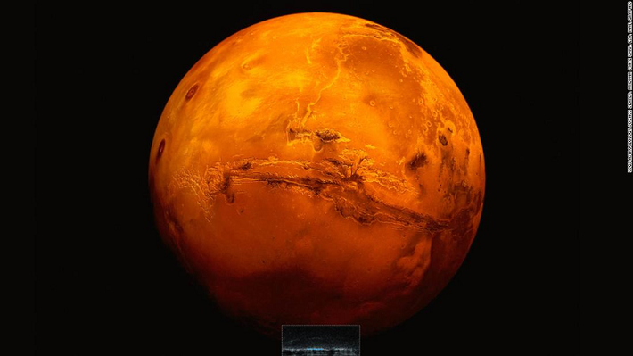 Curiosity là robot có kích thước bằng chiếc ô tô được phóng vào tháng 11/2011 và hạ cánh xuống miệng núi lửa Gale rộng 154km của sao Hỏa vào đêm 5/8/2012.