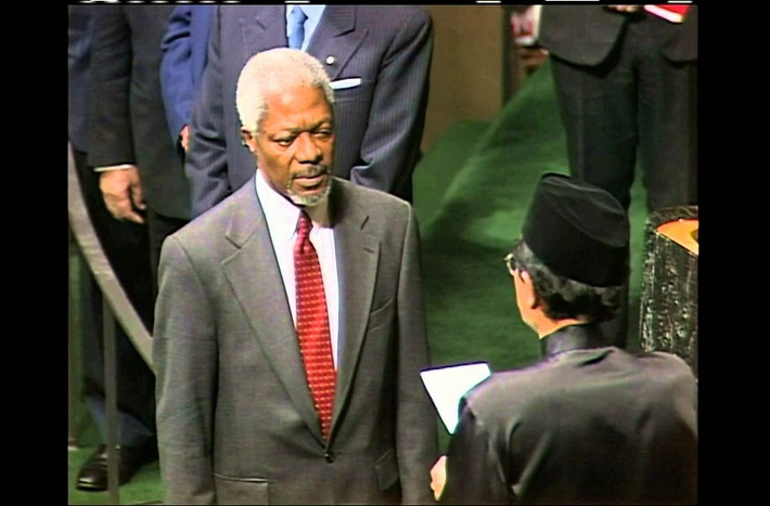 Ông Kofi Annan đắc cử tổng thư ký Liên Hiệp Quốc vào ngày 13/12/1996 và bắt đầu nhiệm kỳ của mình vào ngày 1/1/1997, thay cho cựu tổng thư ký người Ai Cập Boutros Boutros-Ghali vừa mãn nhiệm. Ông cũng là tổng thư ký da màu đầu tiên của Liên Hợp Quốc. Hình ảnh ông Kofi Annan tuyên thệ nhậm chức tổng thư ký Liên Hiệp Quốc trong năm 1997. Ảnh: United Nations