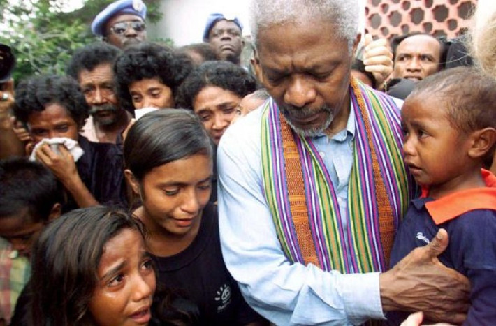 10 năm trên cương vị người đứng đầu cơ quan quyền lực nhất thế giới, ông Kofi Annan đã được các nhà phân tích, chính trị gia đánh giá là vị Tổng thư ký xuất sắc nhất trong lịch sử LHQ. Nhờ có ông mà tầng lớp dân nghèo được chú ý nhiều hơn và có được sự chia sẻ sâu sắc của cộng đồng quốc tế. Dần dần, LHQ đã trở nên gần gũi với công chúng và gắn bó hơn với xã hội dân sự. Ảnh: Times of Malta.