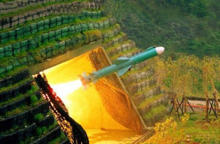 Về thông số kỹ thuật, phía Đài Loan luôn tuyên bố Hsiung Feng IIE chỉ có tầm bắn vào khoảng 600km thế nhưng trên thực tế con số này có thể lớn hơn gấp đôi. Tốc độ bay của mẫu tên lửa này vào khoảng Mach 0,85 và được trang bị một đầu đạn nổ cực mạnh nặng 180kg. Kể cả khi Hsiung Feng IIE chỉ có tầm bắn 600km thì nó vẫn đe dọa trực tiếp tới hàng loạt thành phố ven biển Đông Bắc Trung Quốc. Nguồn ảnh: Missile Threat.
