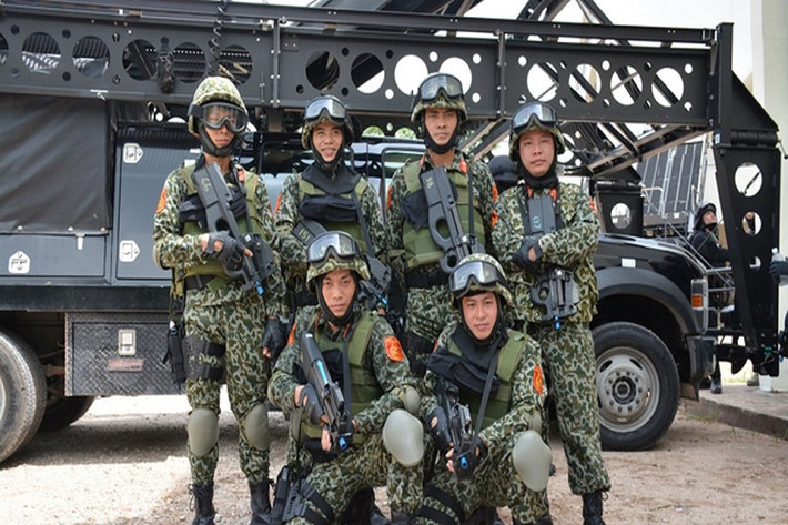 Theo đó trong năm 2016, lực lượng Đặc công Việt Nam đã có cơ hội trải nghiệm trên tay sức mạnh của mẫu súng tiểu liên FN P90 khi tham gia diễn tập đột kích chống khủng bố cùng đặc nhiệm 15 nước ADMM+ tại Trung tâm huấn luyện đặc nhiệm Sarimbun, Singapore. Được biết, đây cũng là lần đầu tiên Việt Nam cử lực lượng đặc công chống khủng bố tham dự diễn tập quy mô lớn, đa quốc gia, tại nước ngoài. Nguồn ảnh: Tuổi Trẻ.