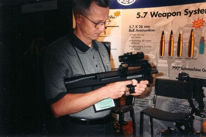 P90 được mặc định bán ra với hệ thống ngắm bằng điểm ruồi. Ngoài ra, trên thân súng có 3 đường rãnh dùng để gắn các phụ kiện như đèn pin, laser hay kính ngắm điểm đỏ.... P90 có thể được gắn thêm ổng giảm thanh giúp triệt tiêu âm thanh cũng như che lửa đầu nòng kết hợp sử dụng với các loại đạn cận âm. Nguồn ảnh: Defense Review.