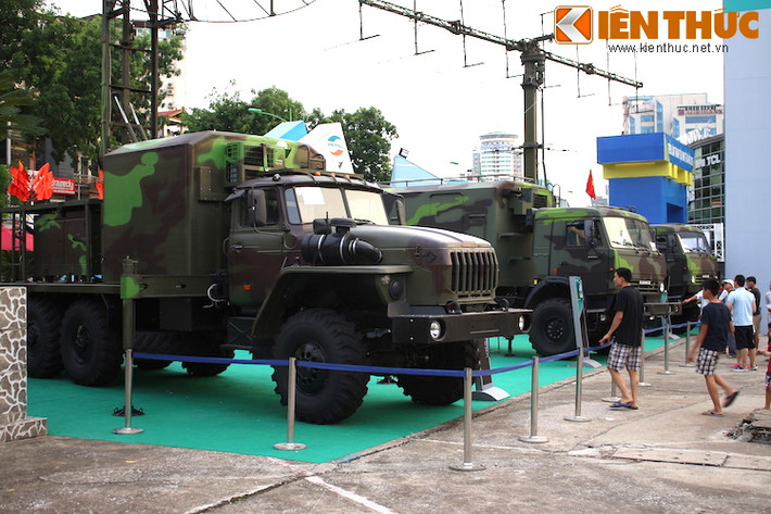 Trong ảnh bộ ba thành phần chiến đấu trong tổ hợp đài radar cảnh giới tầm trung sóng mét do Viettel chế tạo với hai xe mang anten VRS-M2D và VRS-2DM và một xe chỉ huy.