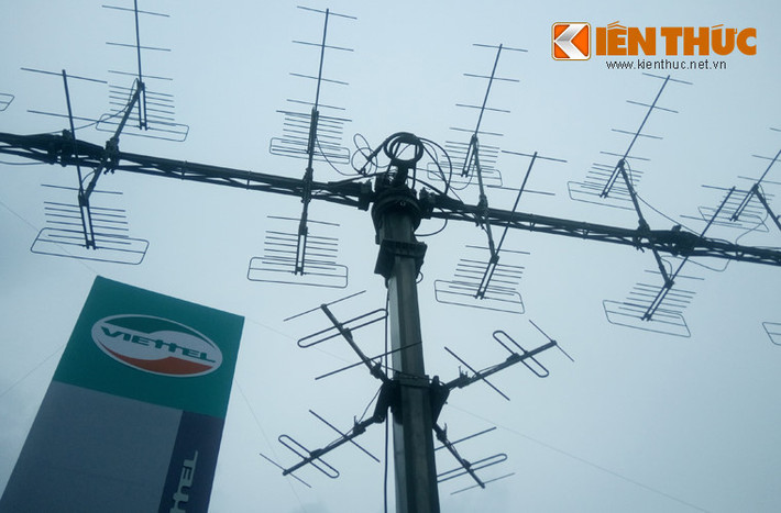 Cận cảnh cụm anten thuộc đài radar cảnh giới tầm trung sóng mét VRS-M2D. Hệ thống anten đài radar VRS-M2D đặt trên khung gầm cơ sở xe vận tải bánh lốp 6x6 Kamaz do Nga chế tạo.