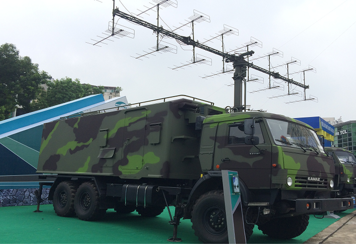 Được biết, tổ hợp đài radar VRS-M2D do Viettel chế tạo hoàn toàn trong nước, tất nhiên vẫn sử dụng một số linh kiện nhập khẩu. Hệ thống radar này cho phép phát hiện các mục tiêu trên không và cung cấp thông tin phần tử mục tiêu tới các tổ hợp tên lửa phòng không. Nguồn ảnh: Dân Trí.
