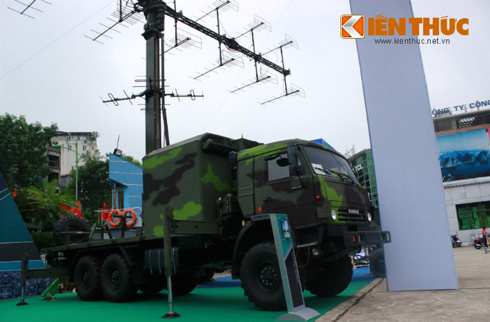 Hiện các thông số kỹ thuật chính của tổ hợp đài radar VRS-M2D vẫn chưa được Viettel tiết lộ. Tuy nhiên, họ cho biết rằng, VRS-M2D là đài radar cảnh giới tầm trung sóng mét hai tọa độ, cơ động cao, dùng để phát hiện các mục tiêu trên không trong vùng phủ sóng của đài và cung cấp thông tin cho các tổ hợp tên lửa phòng không.