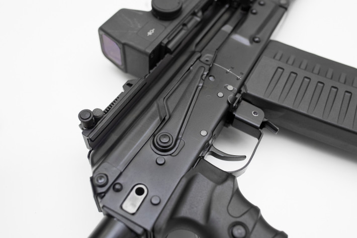 Hiện tại, AK-308 vẫn đang được Kalashnikov thử nghiệm và sẽ sớm được tung ra thị trường trong thời gian sắp tới. Cận cảnh phần thân súng của AK-308 với khắc chuyển chế độ và thiết kế phần thân mang đậm thiết kế của các dòng súng trường AK-47 cùng các chế độ bắn tương đồng. Nguồn ảnh: Kalashnikov.