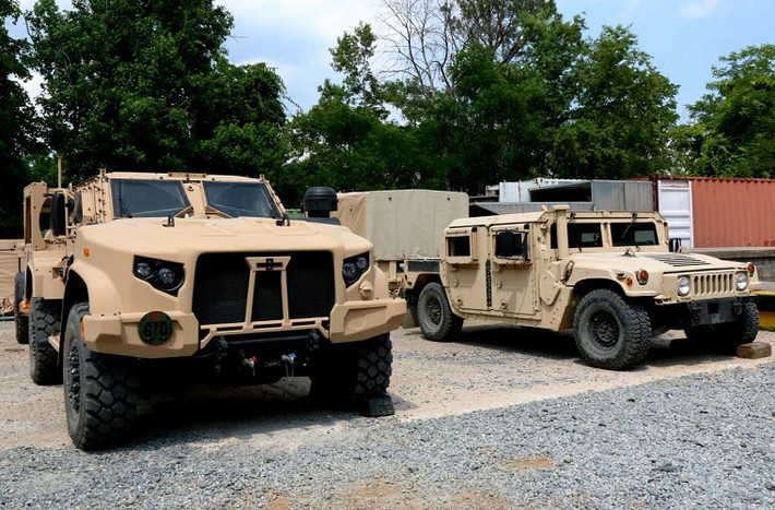 Cận cảnh hai mẫu xe thiết giáp Oshkosh L-ATV và Humvee của Quân đội Mỹ, có thể dễ dàng nhận thấy Oshkosh L-ATV sử dụng khung gầm cao hơn thiêng về khả năng chống mìn bộ hoặc thiết bị nổ tự chế IED cùng với đó là lớp giáp bảo vệ tiên tiến hơn hẳn so với Humvee. Nguồn ảnh: Truck Trend.