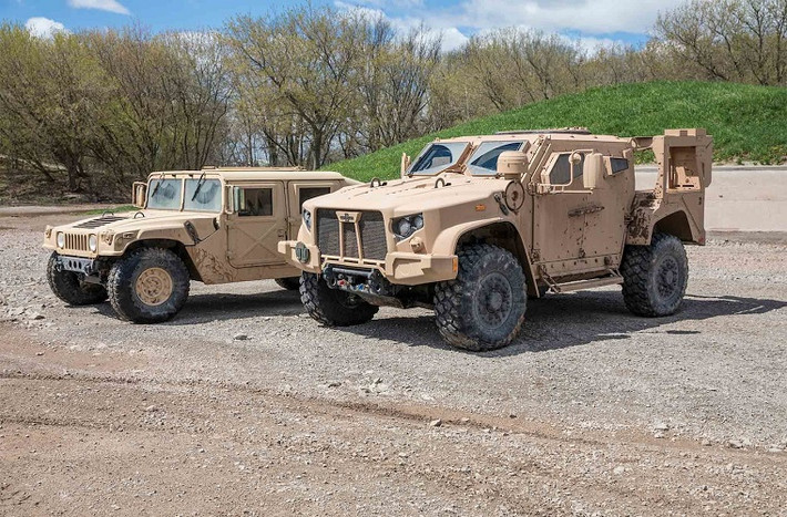 Kể từ năm 2019, hàng ngàn chiếc Oshkosh L-ATV sẽ bắt đầu thay thế dần cho 55.000 xe thiết giáp Humvees có trong biên chế Quân đội Mỹ hiện tại. Trước đó từ năm 2015, các nguyên mẫu của chương trình JLTV đã bắt đầu được thử nghiệm trong Quân đội Mỹ ở nhiều cấp độ khác nhau. Nguồn ảnh: Truck Trend.