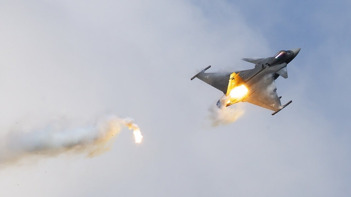 Theo thông báo ban đầu của Không quân Thụy Điển, chiếc JAS 39 Gripen khi đang tham gia bay huấn luyện hôm 21/8 thì lao vào một đàn chim gần vùng Karlskrona. Chiếc tiêm kích đa năng mạnh nhất nhì châu Âu nhanh chóng bị “kẻ thù” tự nhiên hạ gục và rơi ngay sau đó. Nguồn ảnh: Fighter Jets World
