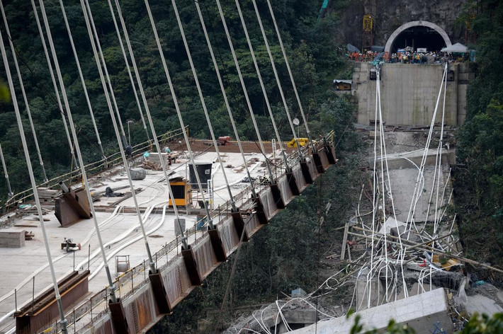 Đoạn cao tốc đi qua một khu công nghiệp trong thành phố. Khi vụ sập cao tốc xảy ra, thành phố Genoa đang hứng chịu một cơn bão mạnh. Ảnh: Reuters.