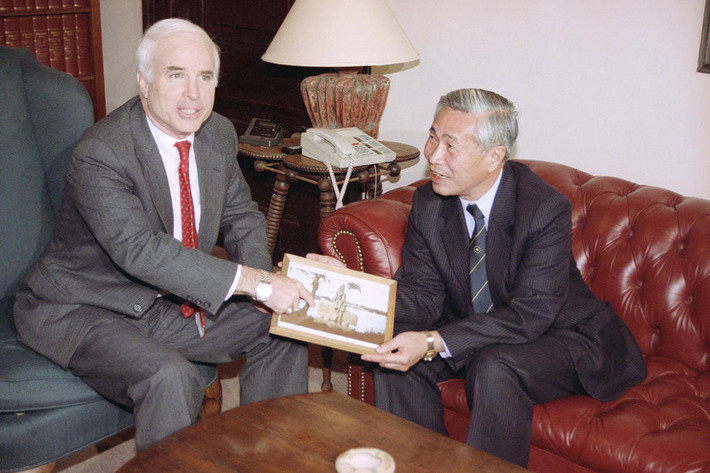 Thượng nghị sĩ McCain là tiếng nói quan trọng trong nhiều quyết định mang tính bước ngoặt cho quan hệ Mỹ - Việt. Ông đã gặp mặt Bộ trưởng Ngoại giao Việt Nam Nguyễn Cơ Thạch tại Đồi Capitol ngày 17/10/1990. Bộ trưởng Ngoại giao Nguyễn Cơ Thạch là bộ trưởng Ngoại giao đầu tiên của Việt Nam tới thăm Washington kể từ khi Việt Nam giành độc lập. Ảnh: AP.