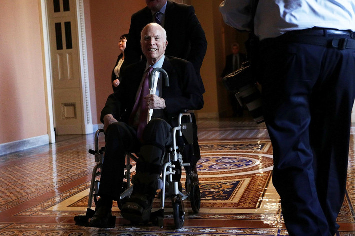 Năm 2017, Thượng nghị sĩ McCain được chẩn đoán mắc một thể ung thư não hiếm gặp. Ngày 24/8, gia đình ông thông báo ông quyết định chấm dứt điều trị ung thư não ác tính để về nhà và dành thời gian cùng người thân. Một ngày sau, Thượng nghị sĩ McCain qua đời ở tuổi 81. Trong ảnh, ông McCain vẫn giữ nụ cười dù phải ngồi xe lăn vào tháng 12/2017. Ảnh: Getty