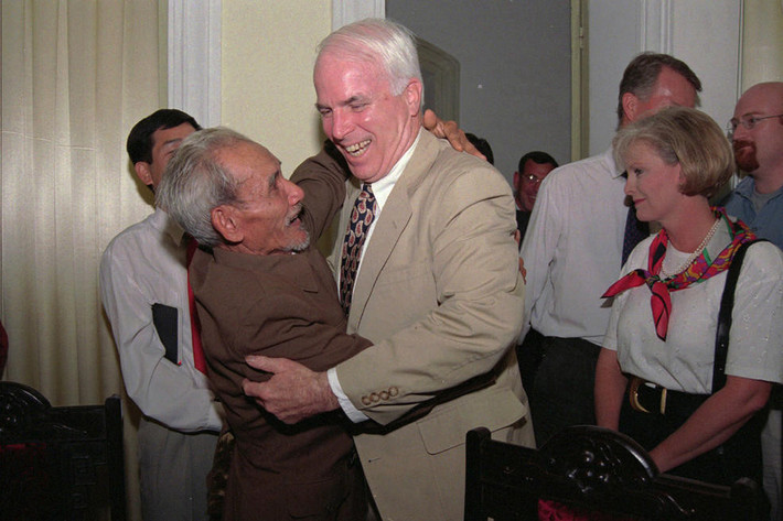 Năm 1996, Thượng nghị sĩ McCain gặp lại ông Mai Văn Ổn, người đã cứu ông trong chiến tranh. Thượng nghị sĩ McCain nói ông luôn có tình cảm sâu sắc đối với Việt Nam và sẽ tiếp tục đóng góp làm sâu sắc mối quan hệ song phương. Ảnh: AP.