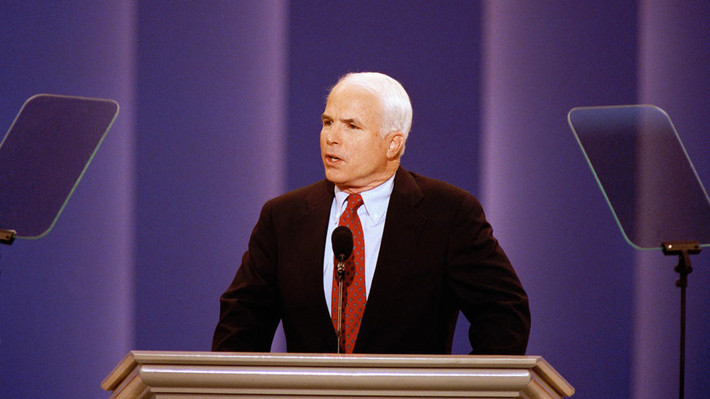 Trong những năm 1990, McCain gánh trên vai trọng trách nặng nề, nỗ lực tìm kiếm thi hài binh lính Mỹ mất tích trong chiến tranh, đồng thời bình thường hóa quan hệ với Việt Nam. Trong ảnh, ông McCain phát biểu tại một hội nghị của đảng Cộng hòa năm 1992. Ảnh: AP.