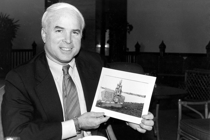 Mẹ ông, Roberta McCain, là người truyền cảm hứng cho ông theo đuổi con đường chính trị. Sau khi giải nghệ khỏi Hải quân, ông thắng cử hai nhiệm kỳ Hạ viện, từ 1983-1987, và sáu nhiệm kỳ ở Thượng viện Mỹ. Sau chiến tranh, ông cùng các cựu binh như các cựu thượng nghị sĩ John Kerry, Jim Webb, Chuck Hagel cầm ngọn cờ đầu trong thúc đẩy bình thường hóa quan hệ Việt - Mỹ. Trong ảnh, năm 1985, McCain cầm bức ảnh chụp lại Hồ Tây, nơi ông được cứu sau khi máy bay bị bắn rơi. Ảnh: AP.