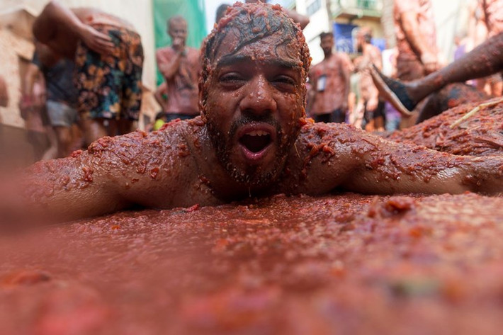 Một người đàn ông hào hứng với đại chiến cà chua Tomatina đấy sôi động ở Tây Ban Nha.