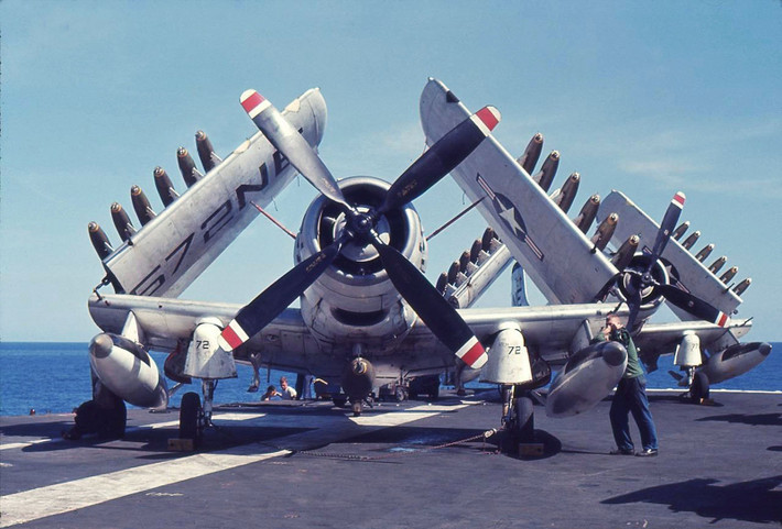 Về thiết kế A-1 Skyraider có chiều dài tổng thể 11,84 mét, sải cánh 15,25 mét, cao 4,78 mét và có diện tích mặt cánh vào khoảng 37,19 mét vuông. Được trang bị 1 động cơ Wright R-3350-26WA có công suất 2.700 mã lực, trọng lượng cất cánh tối đa của A-1 vào khoảng 11.340 kg. Nguồn ảnh: Flickr.