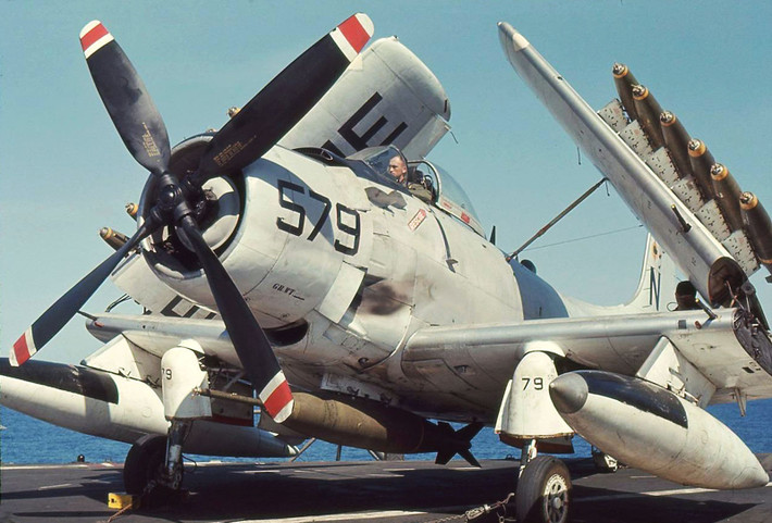 Về vũ khí A-1 Skyraider được trang bị 4 pháo 20 mm M3 chia đều hai bên cánh. Ngoài ra, chiếc phi cơ này cũng có thể mang theo tối đa 3,6 tấn vũ khí dưới 15 giá treo. Các loại vũ khí phổ biến của A-1 Skyraider khi tham chiến tại Việt Nam bao gồm mìn, bom cỡ nhỏ, pháo phản lực, pháo khói phản lực hay giá súng rời. Nguồn ảnh: Flickr.